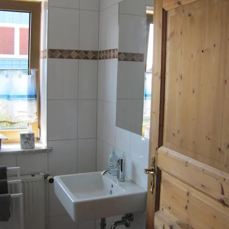 #4 Dachstudiozimmer Mit 2 Betten Und Balkon Mit Wg Bad Airport Nah Freies W-lan Séjour chez l'habitant