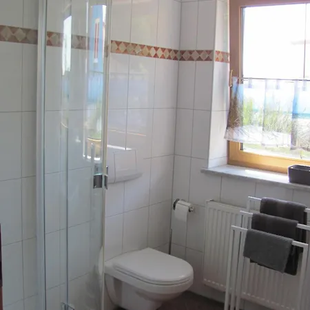 #4 Offenes Galeriezimmer Mit 2 Betten ,balkon, Gemeinschaftsbad, Airport Nah,freies W-lan * Trunkelsberg