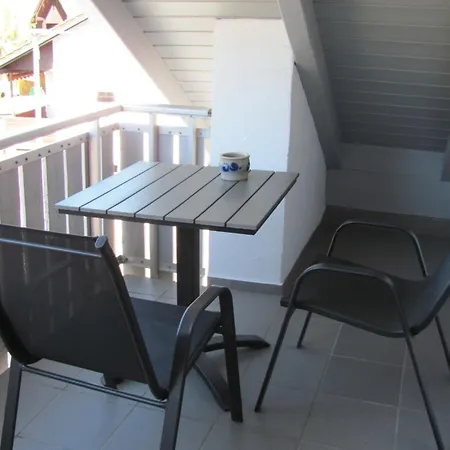 #4 Offenes Galeriezimmer Mit 2 Betten ,balkon, Gemeinschaftsbad, Airport Nah,freies W-lan * Trunkelsberg
