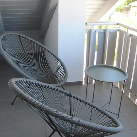Проживание в семье #4 Offenes Galeriezimmer Mit 2 Betten ,balkon, Gemeinschaftsbad, Airport Nah,freies W-lan
