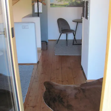 Проживание в семье #4 Offenes Galeriezimmer Mit 2 Betten ,balkon, Gemeinschaftsbad, Airport Nah,freies W-lan