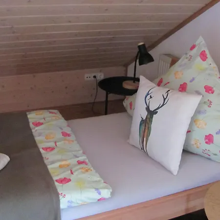 #4 Offenes Galeriezimmer Mit 2 Betten ,balkon, Gemeinschaftsbad, Airport Nah,freies W-lan Проживание в семье Trunkelsberg