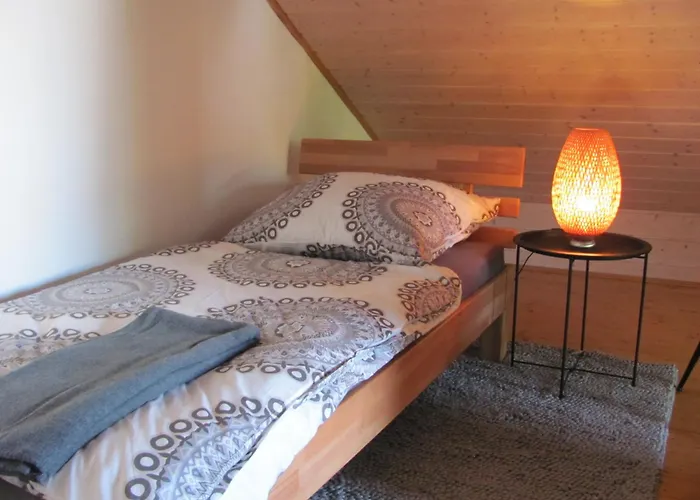 #4 Dachstudiozimmer Mit 2 Betten Und Balkon Mit Wg Bad Airport Nah Freies W-lan Trunkelsberg