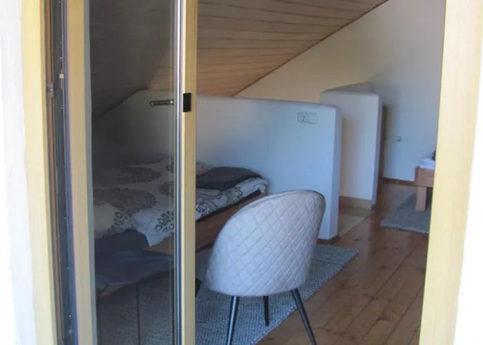 #4 Dachstudiozimmer Mit 2 Betten Und Balkon Mit Wg Bad Airport Nah Freies W-lan *