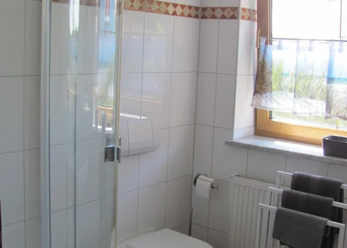 #4 Dachstudiozimmer Mit 2 Betten Und Balkon Mit Wg Bad Airport Nah Freies W-lan * Trunkelsberg