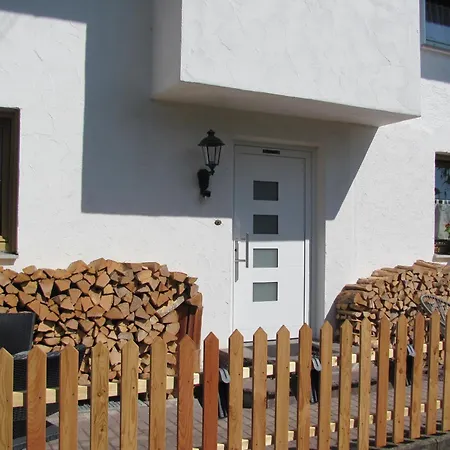 #4 Dachstudiozimmer Mit 2 Betten Und Balkon Mit Wg Bad Airport Nah Freies W-lan Homestay