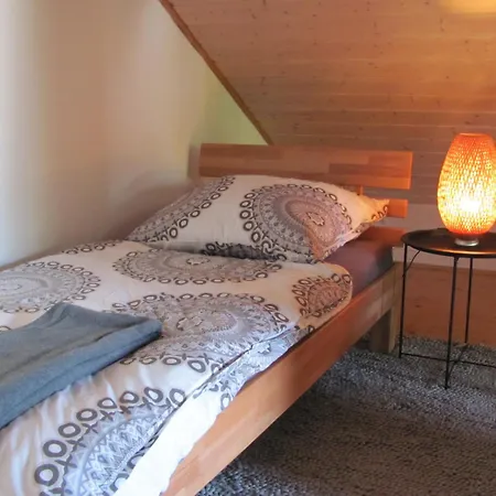 #4 Dachstudiozimmer Mit 2 Betten Und Balkon Mit Wg Bad Airport Nah Freies W-lan Trunkelsberg
