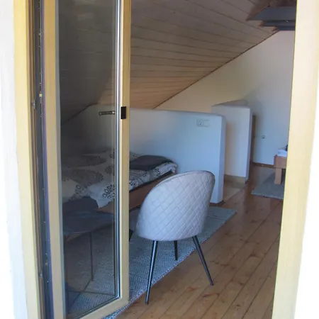 #4 Dachstudiozimmer Mit 2 Betten Und Balkon Mit Wg Bad Airport Nah Freies W-lan *