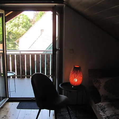 Homestay #4 Dachstudiozimmer Mit 2 Betten Und Balkon Mit Wg Bad Airport Nah Freies W-lan