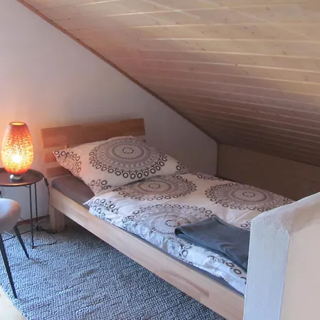 #4 Dachstudiozimmer Mit 2 Betten Und Balkon Mit Wg Bad Airport Nah Freies W-lan *