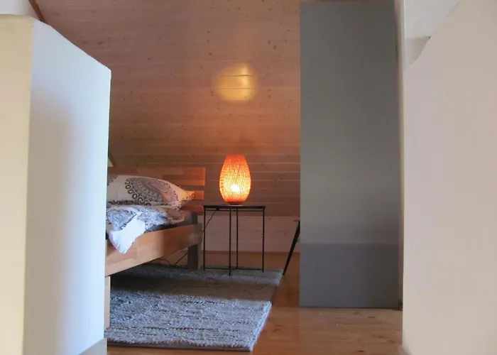 #4 Dachstudiozimmer Mit 2 Betten Und Balkon Mit Wg Bad Airport Nah Freies W-lan Δωμάτια σε οικογενειακή κατοικία Trunkelsberg