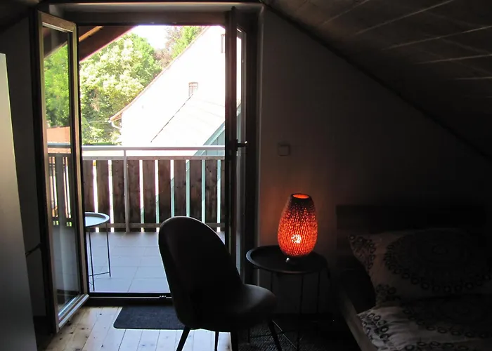 Δωμάτια σε οικογενειακή κατοικία #4 Dachstudiozimmer Mit 2 Betten Und Balkon Mit Wg Bad Airport Nah Freies W-lan